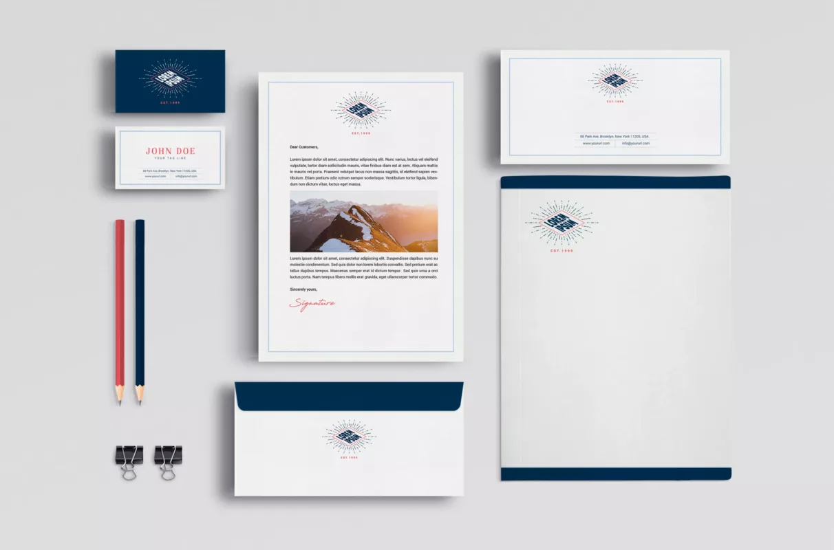 Un conjunto elegante de material corporativo impreso en tonos de azul y blanco, incluyendo tarjetas de presentación, hojas con membrete, sobres y una carpeta. Cada elemento presenta un diseño limpio y minimalista con el logotipo de la marca en el centro, reflejando un enfoque profesional y sostenible. La imagen captura la cohesión visual entre los diversos componentes que juntos fortalecen la identidad de la marca.