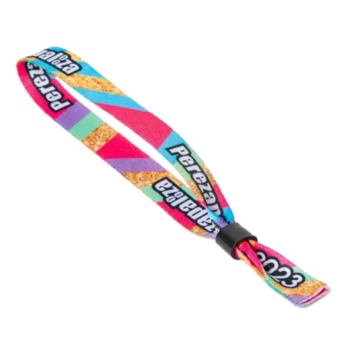 Muestra de una pulsera de tela para festivales