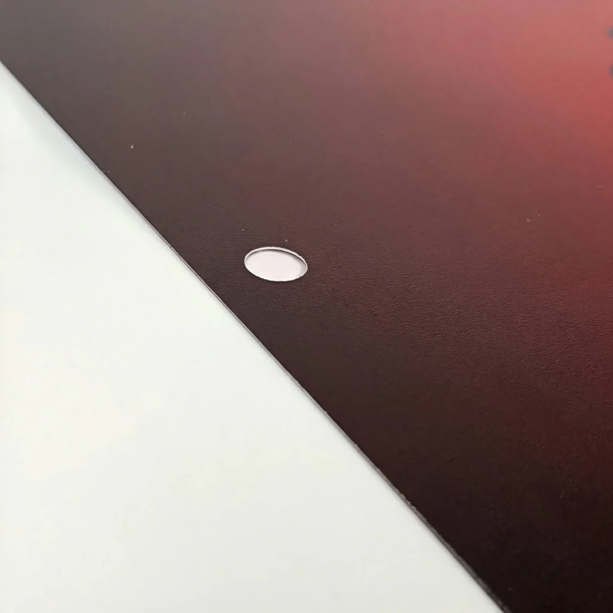 Detalle de taladro para colgado en la pared