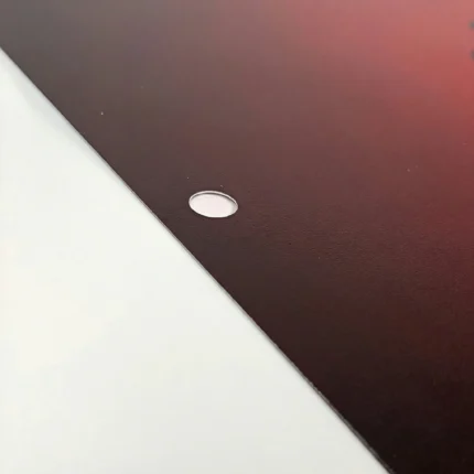 Detalle de taladro para colgado en la pared